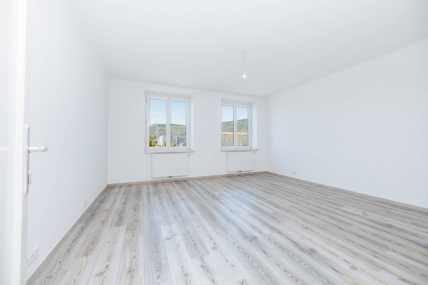 Near Central Station I South-Facing Balcony I Very Bright I Renovated I 3rd Floor with Lift I Cellar I Projekt Wohnen I