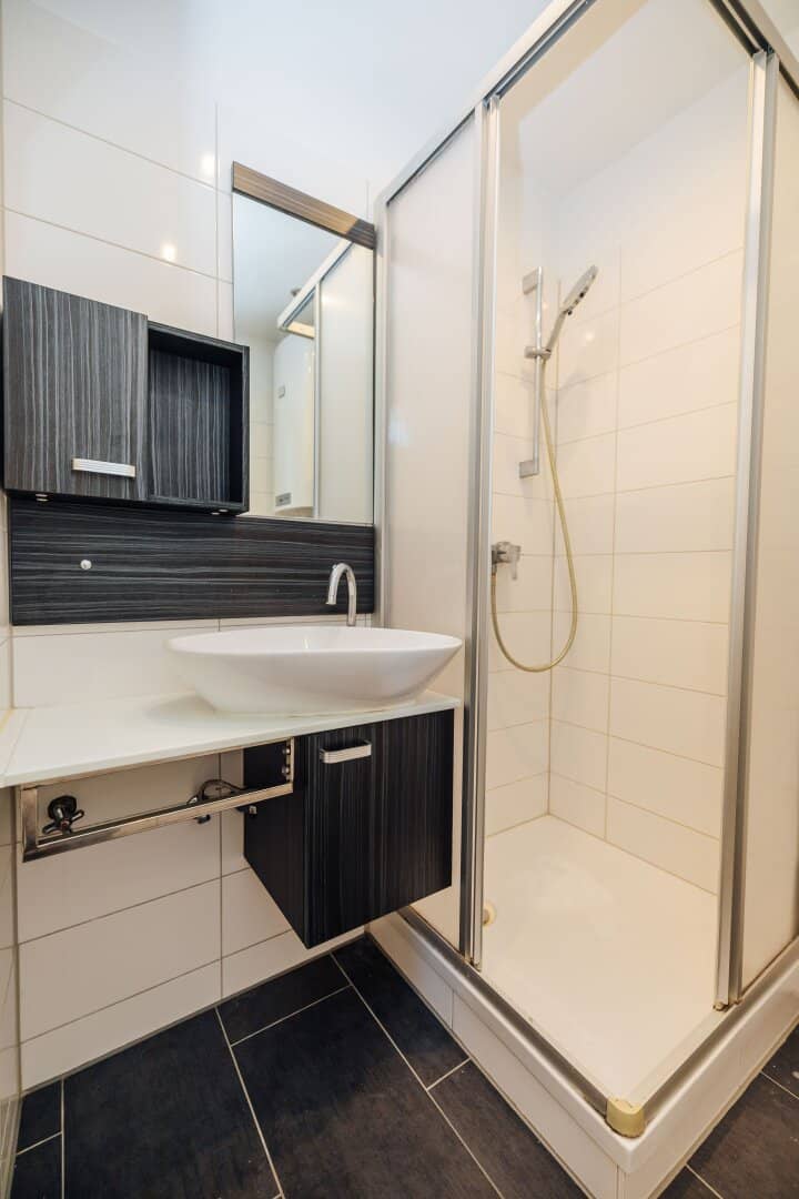 Near Central Station I South-Facing Balcony I Very Bright I Renovated I 3rd Floor with Lift I Cellar I Projekt Wohnen I