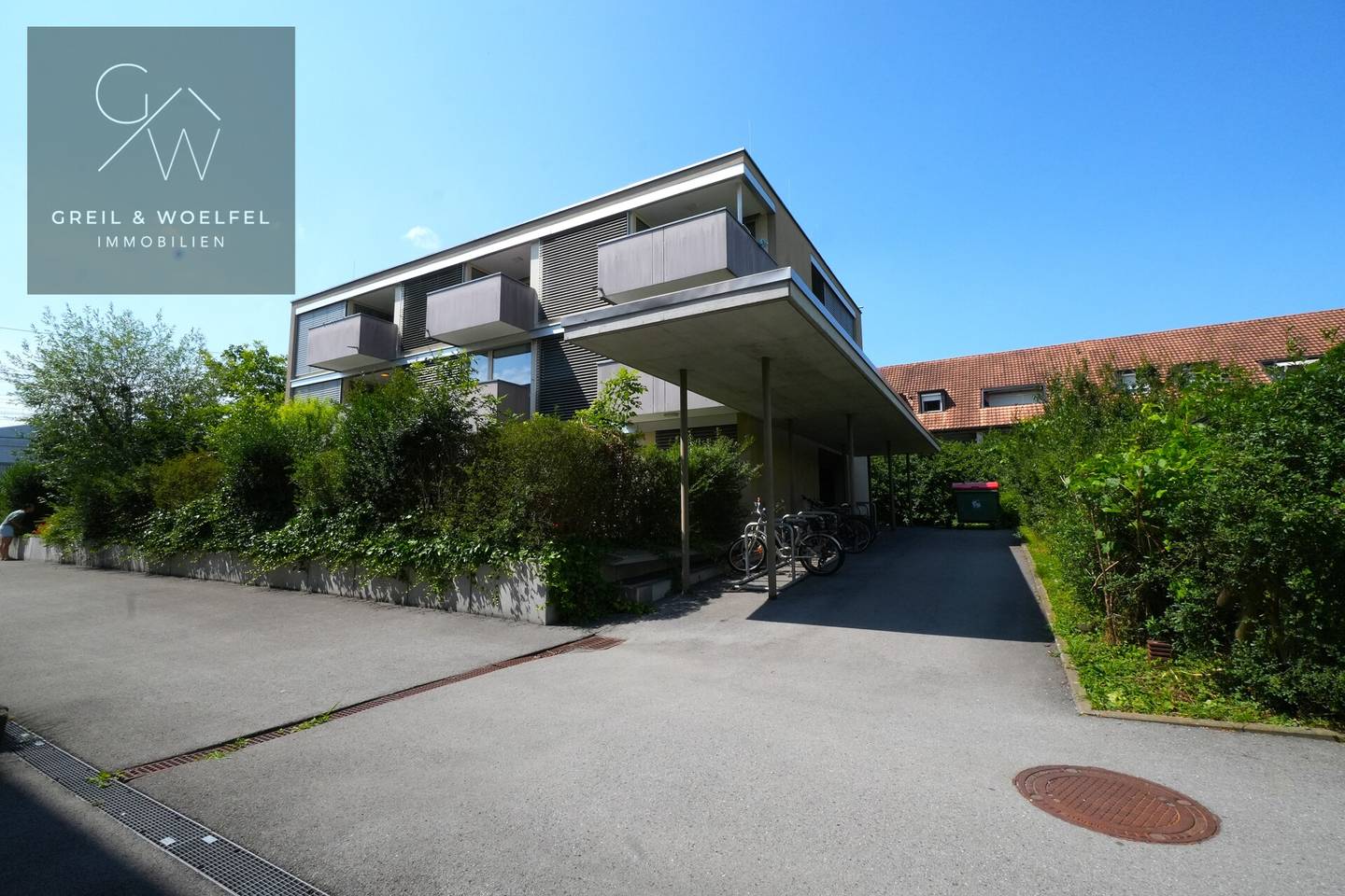 Modernized Wohnung with balconies and good connections