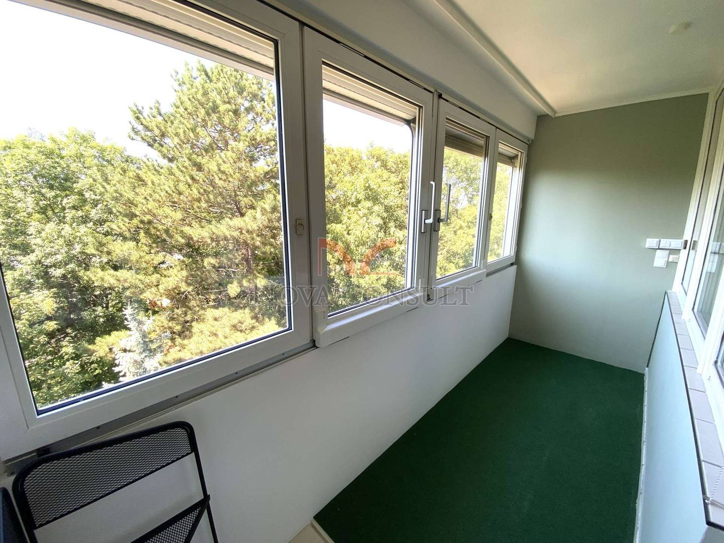 Bright Wohnung with glazed west loggia and green view
