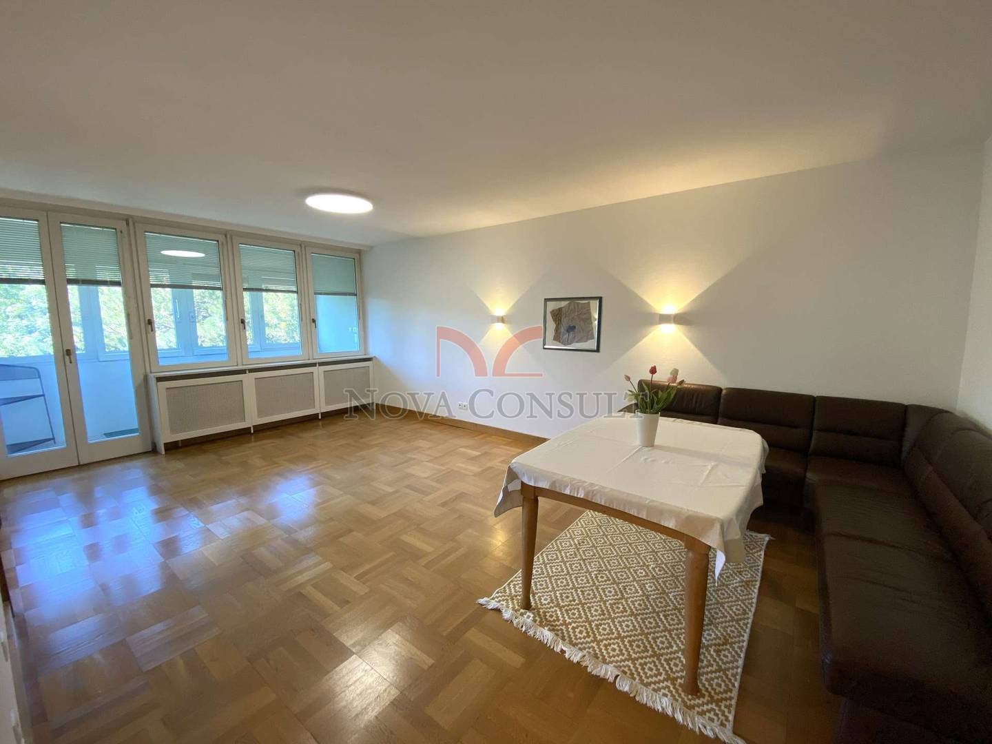 Bright Wohnung with glazed west loggia and green view