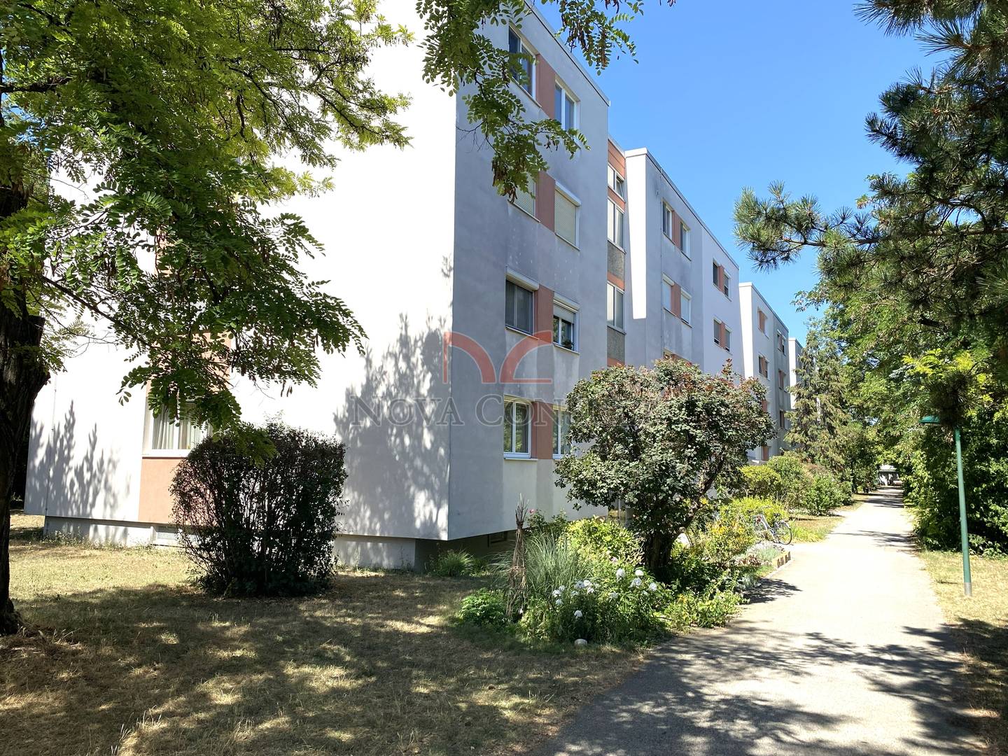 Bright Wohnung with glazed west loggia and green view