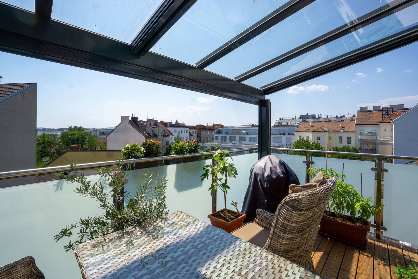Wohnen mit Blick auf die Gloriette – 252 m² Dachgeschoß, drei Ebenen, zwei Freiflächen