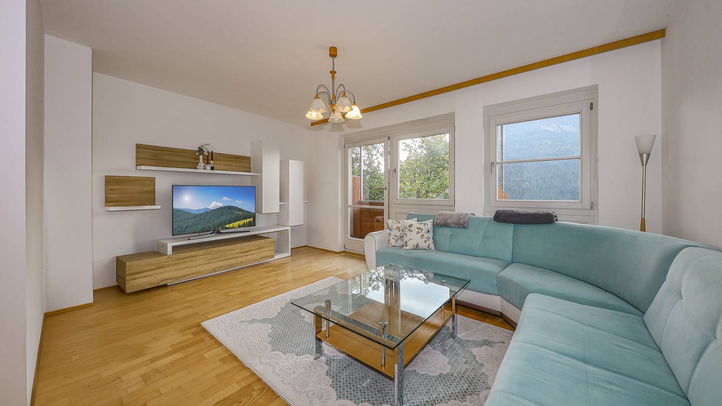 Sunny apartment in quiet hillside location with open mountain view