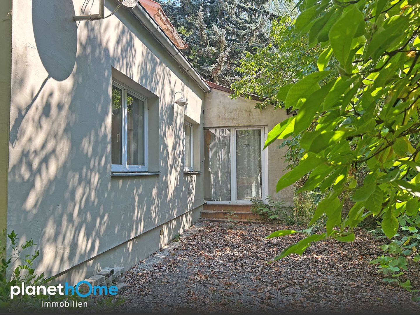 Wohnung mit großem Grundstück und Sanierungs­potenzial