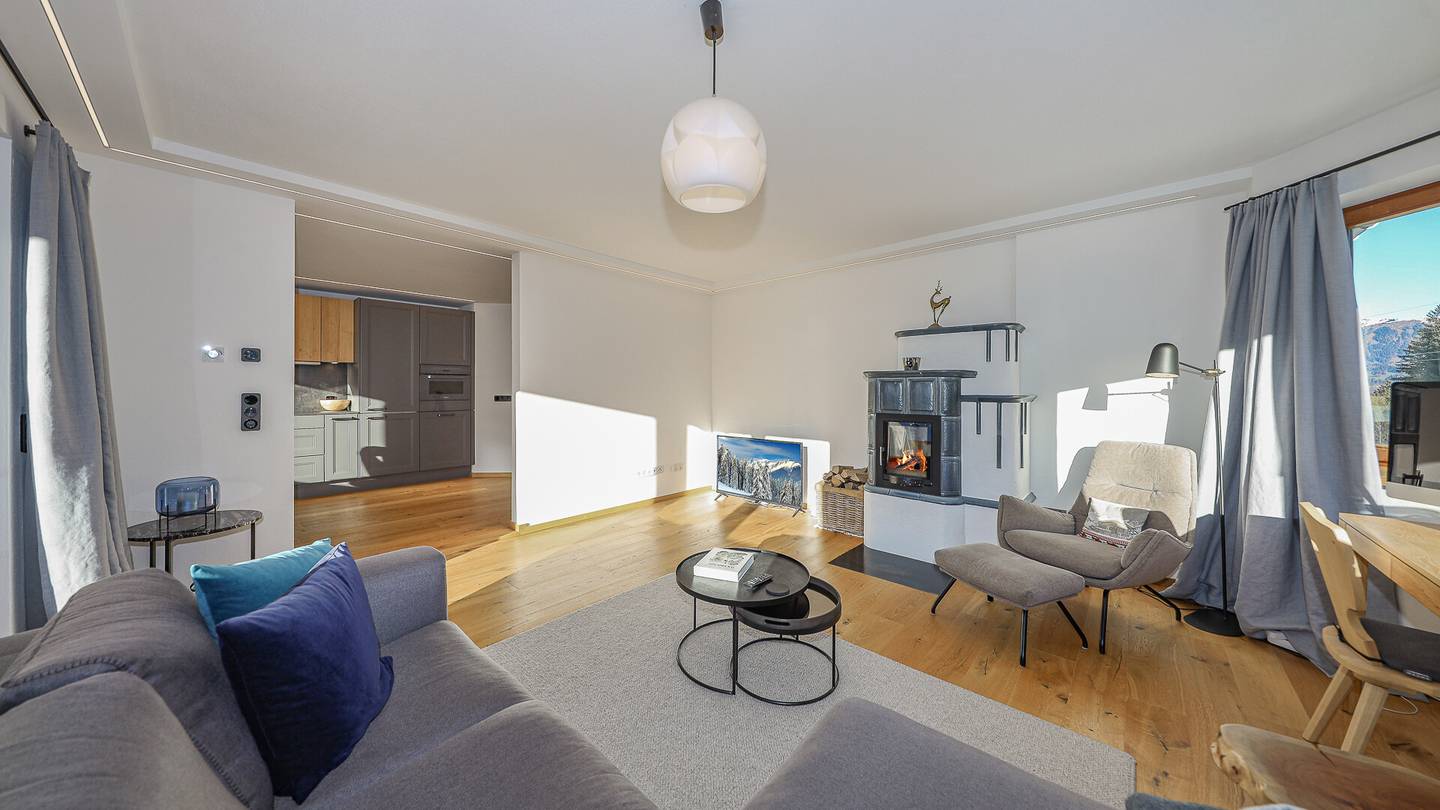 Bright apartment with fireplace and mountain view