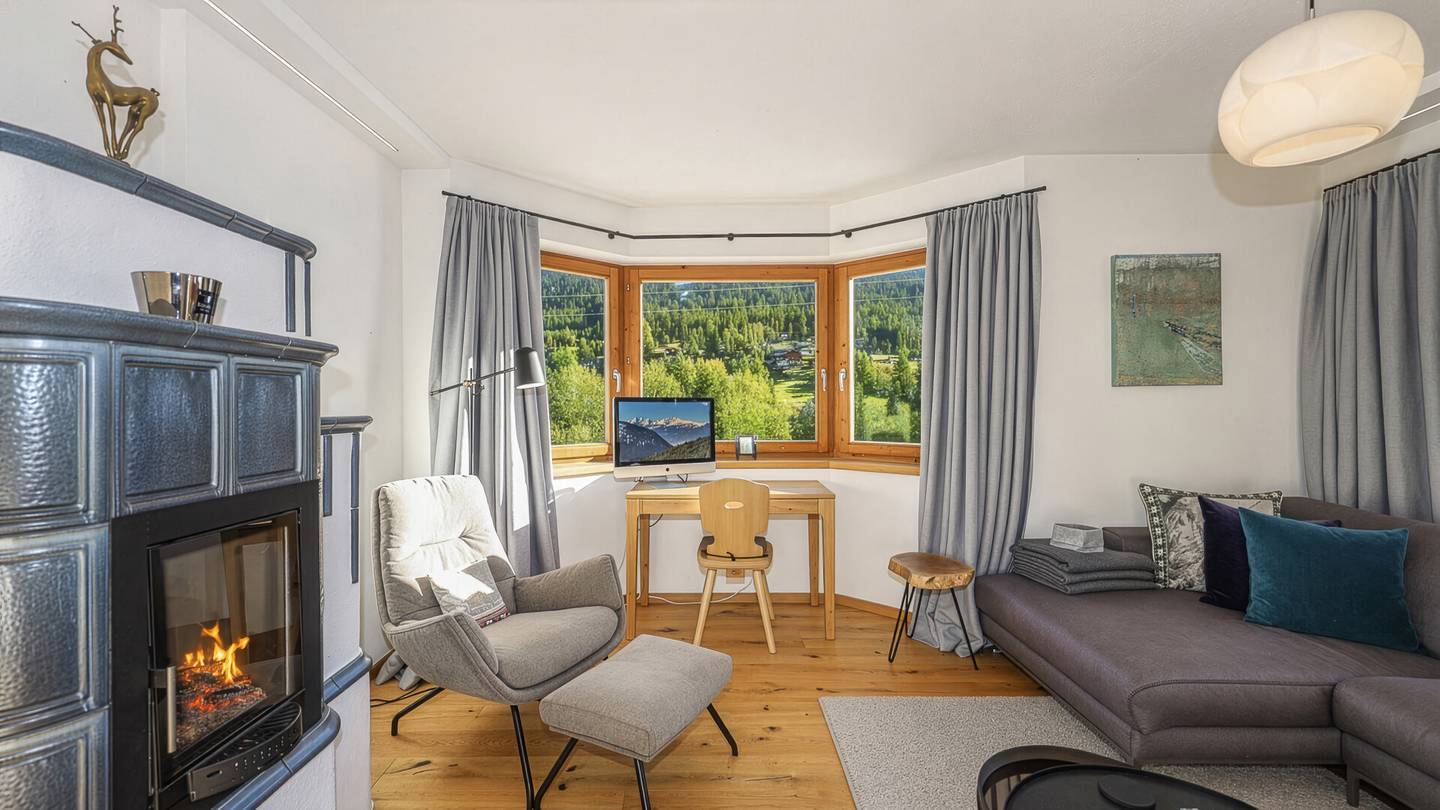 Bright apartment with fireplace and mountain view