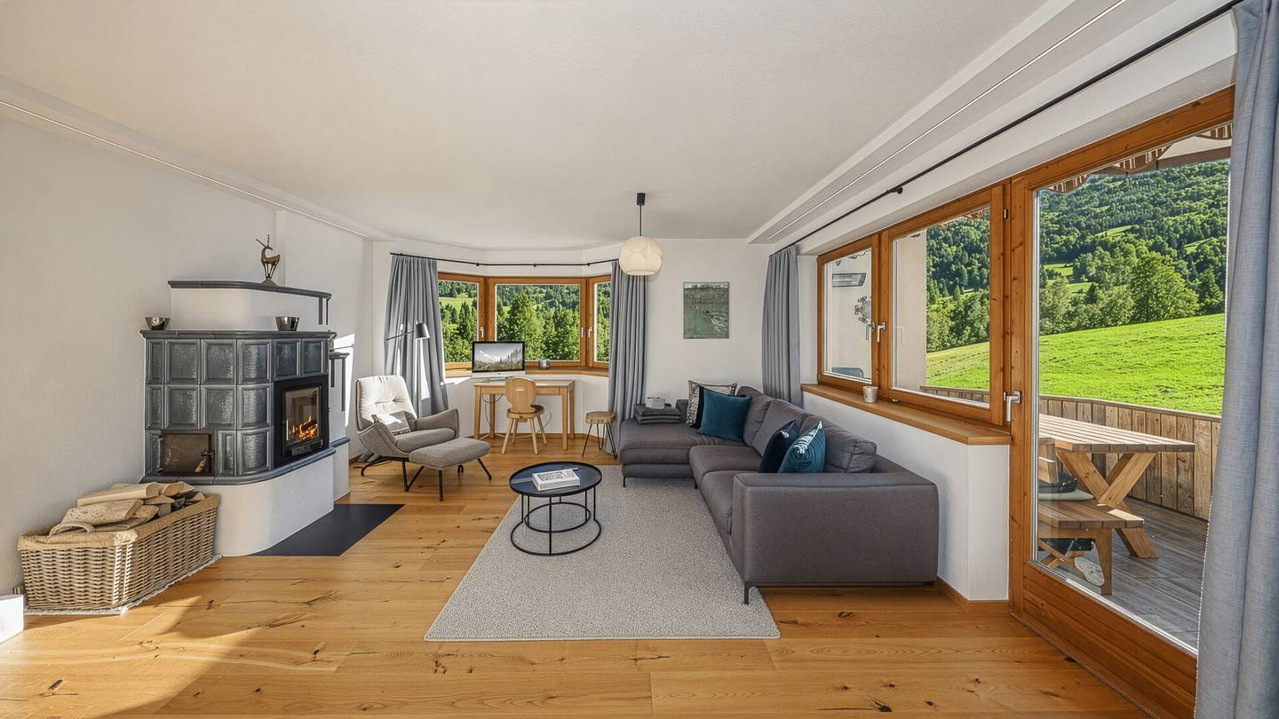 Bright apartment with fireplace and mountain view