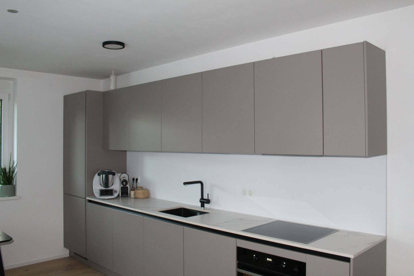 Moderne Wohnung mit Top-Ausstattung und Blick ins Grüne!!