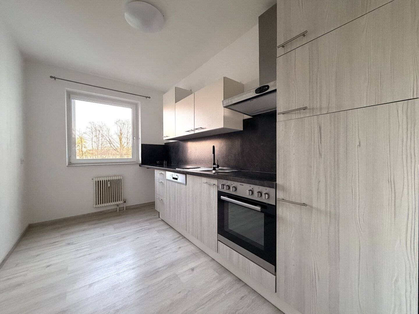 Practical 2-room apartment with loggia, parking space &amp; good connections