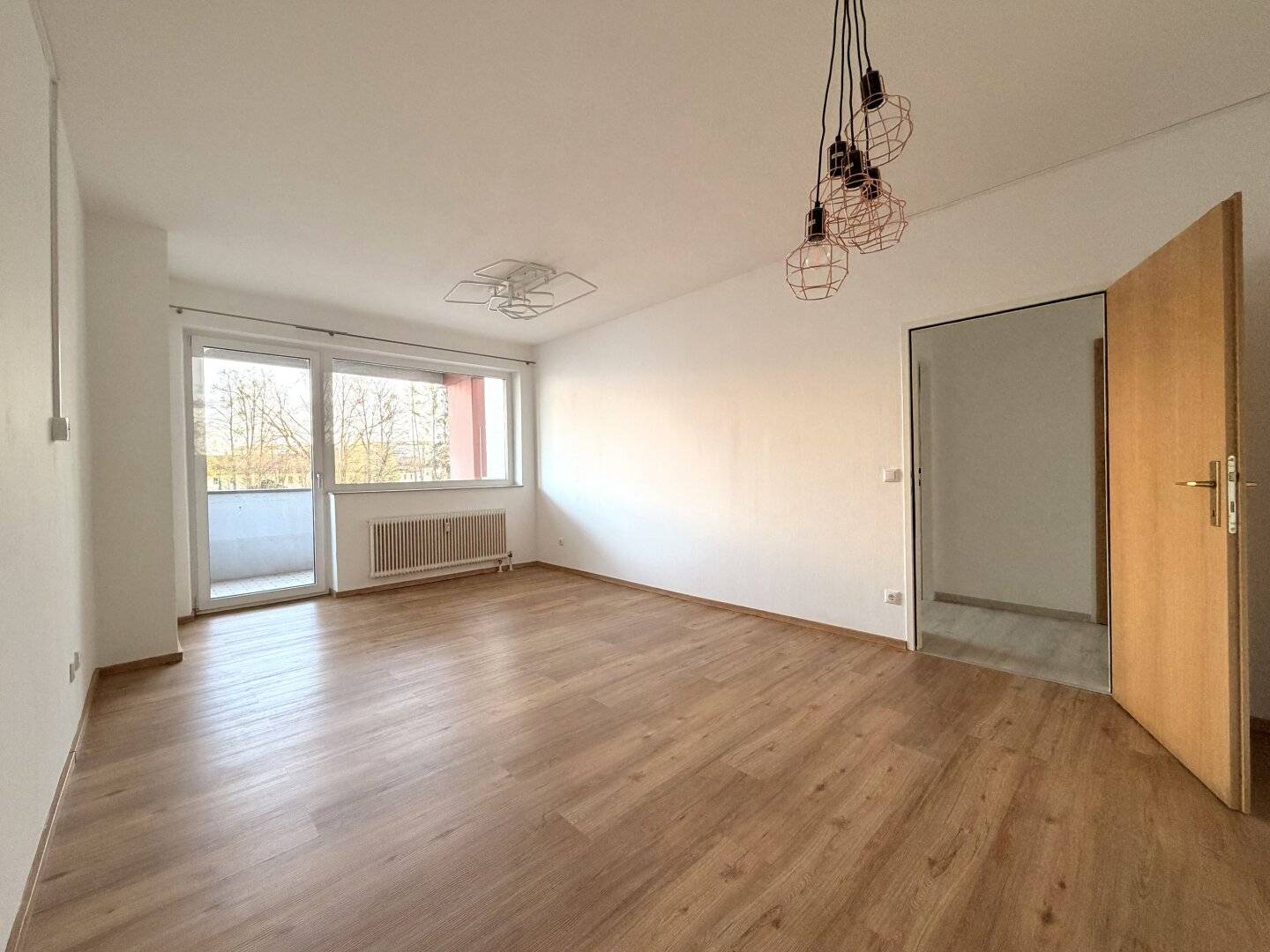 Practical 2-room apartment with loggia, parking space &amp; good connections