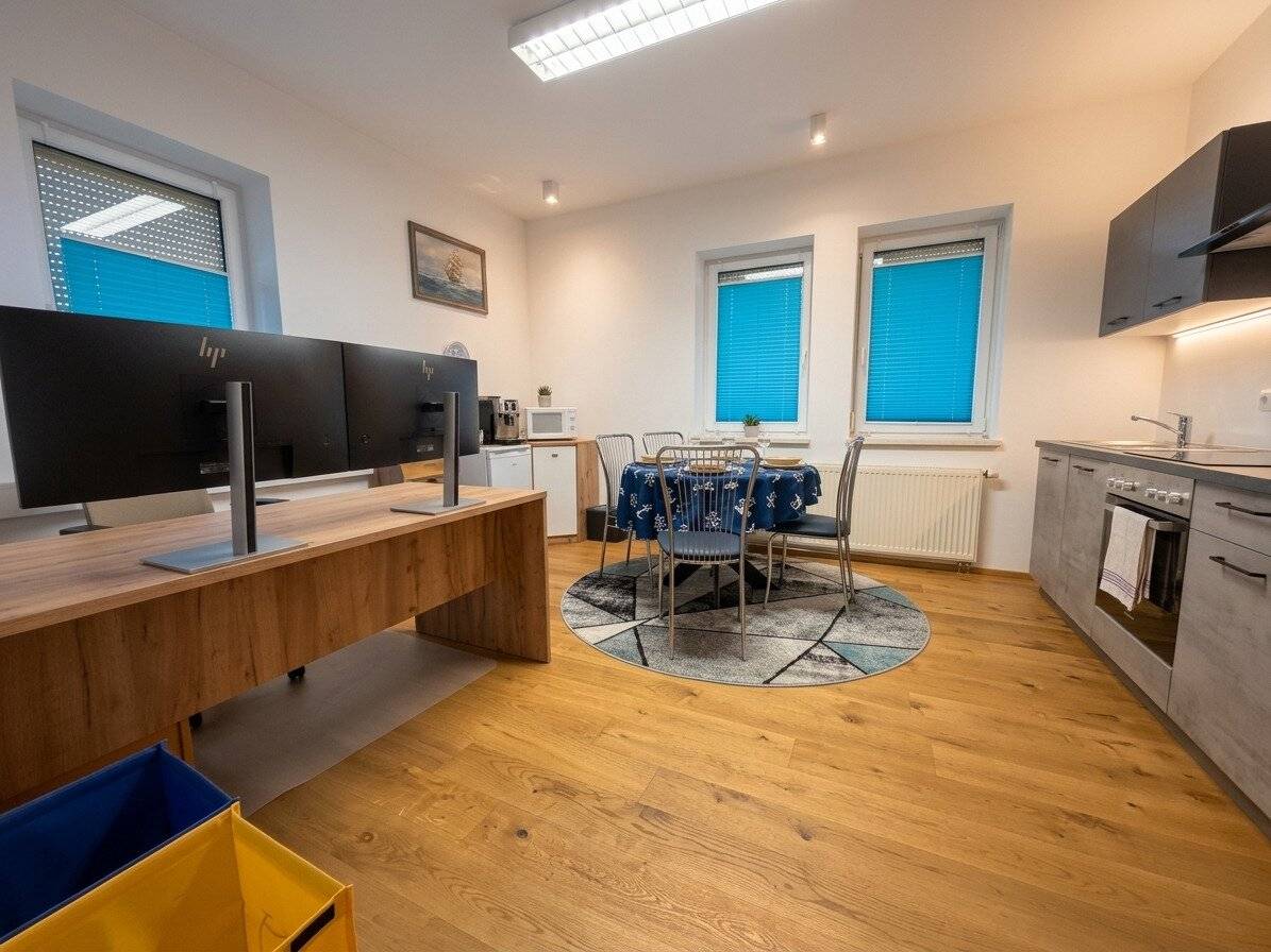 Idyllic office with excellent transport connections