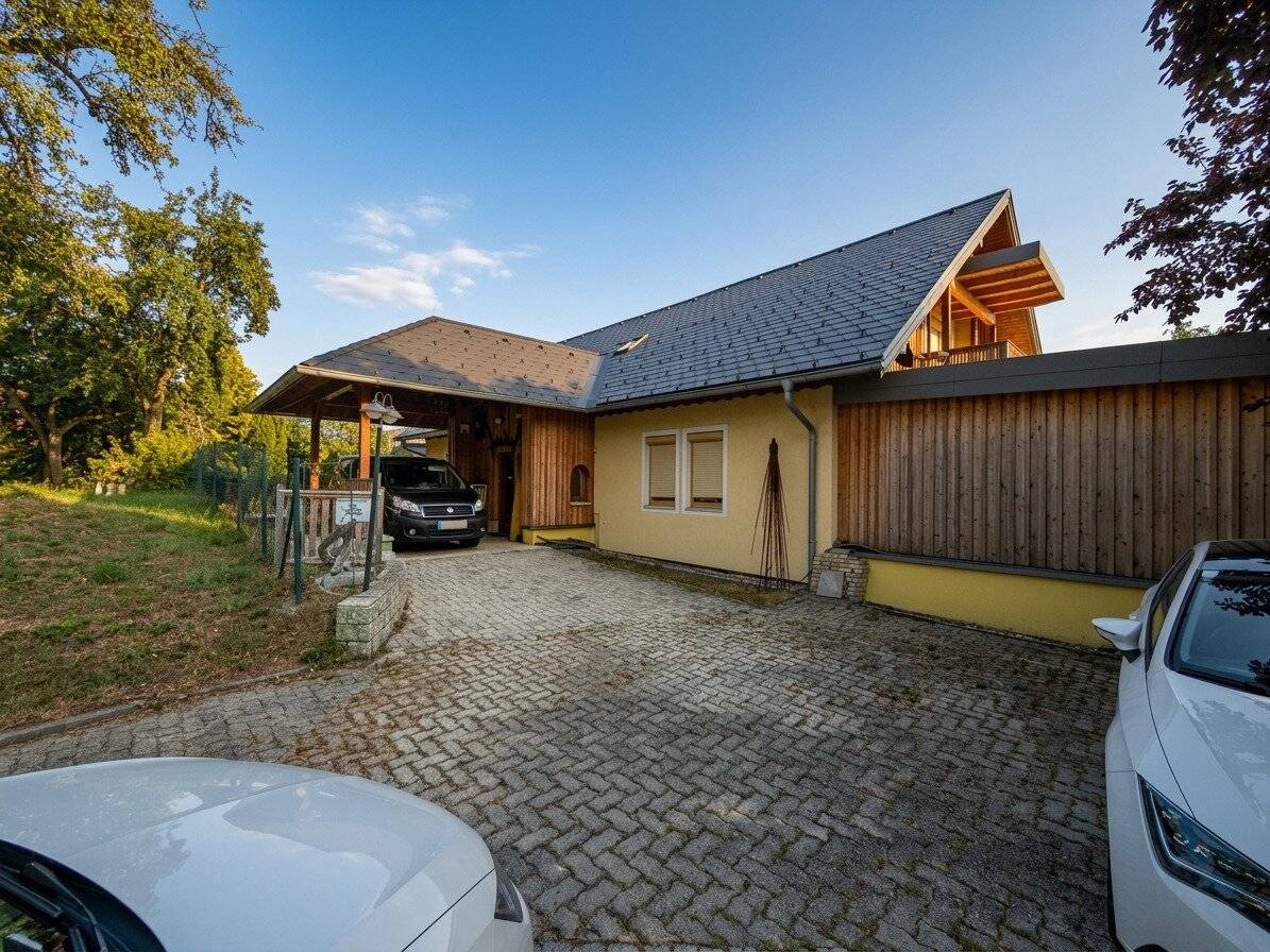 Idyllic office with excellent transport connections