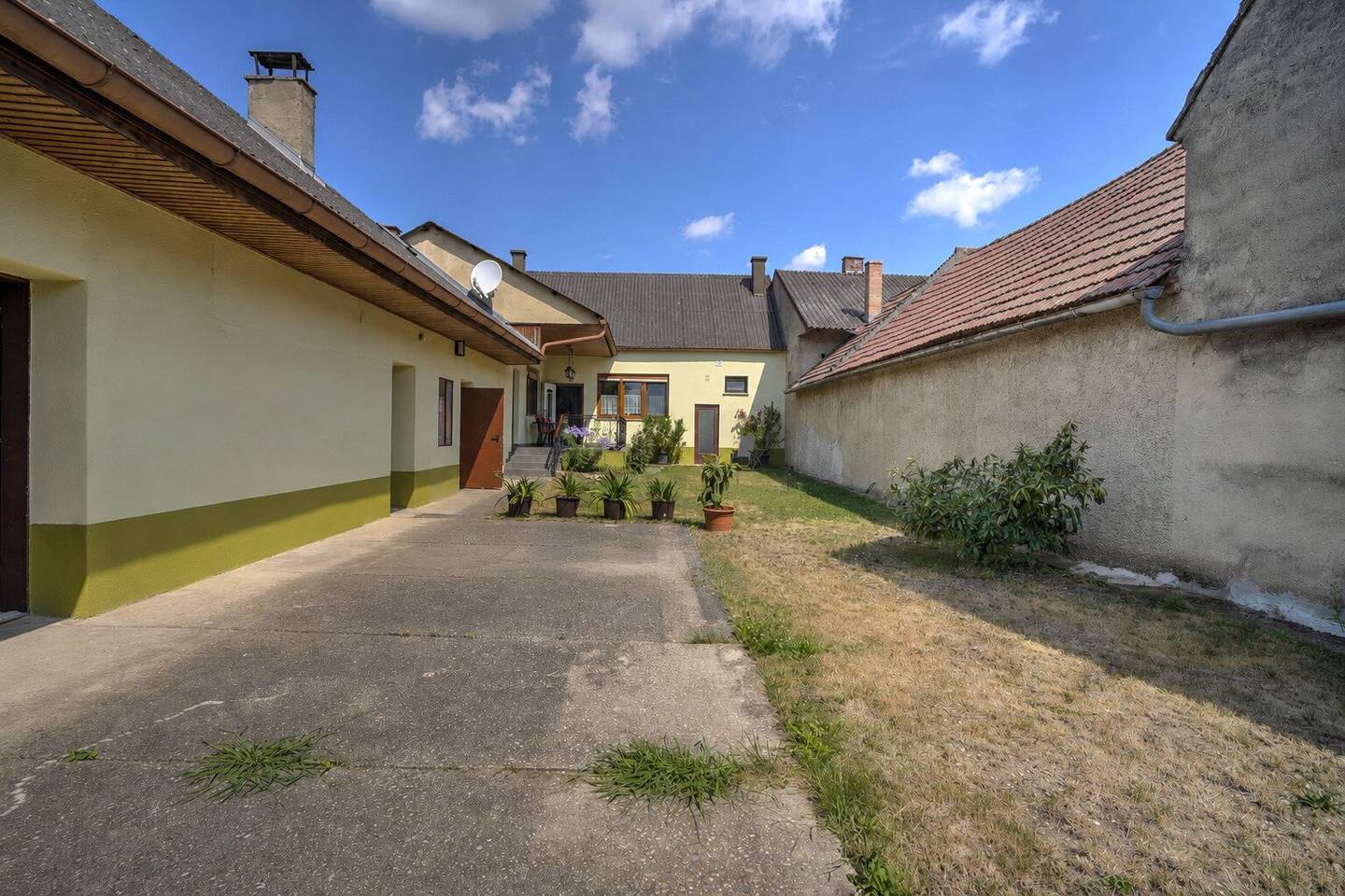 Gepflegtes Wohnhaus mit großzügigen Nebenflächen und vielfältigen Nutzungsmöglichkeiten im Burgenland!