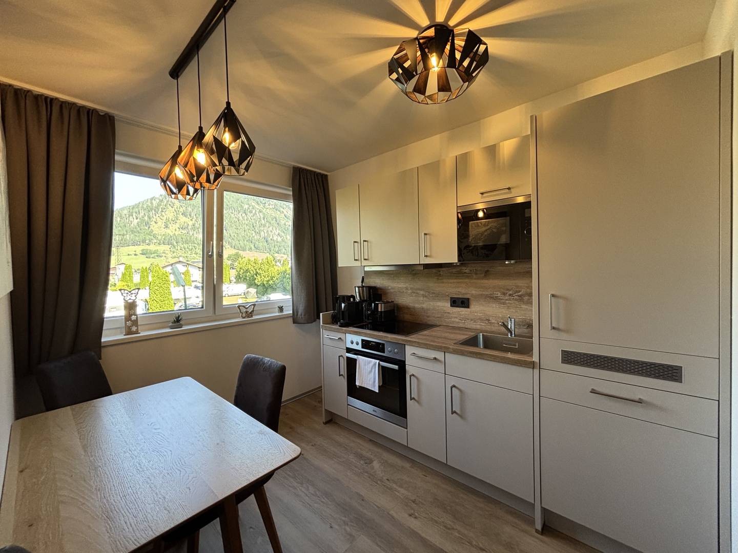 Anlegerwohnung im Chaletstil mit Loggia und Bergblick
