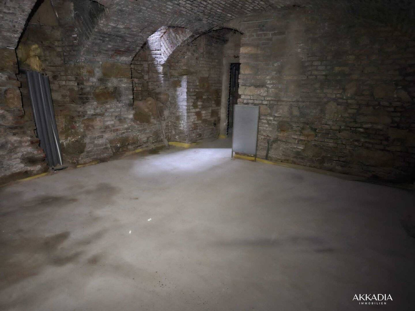 Storage room with 53.8 m² usable area in the 6th district, near Gumpendorfer Straße