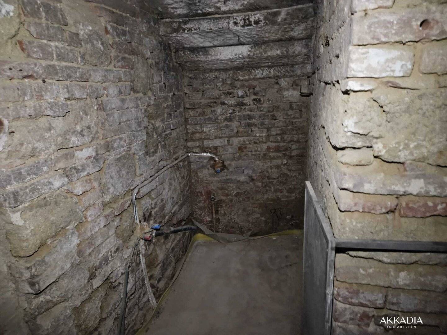 Storage room with 53.8 m² usable area in the 6th district, near Gumpendorfer Straße