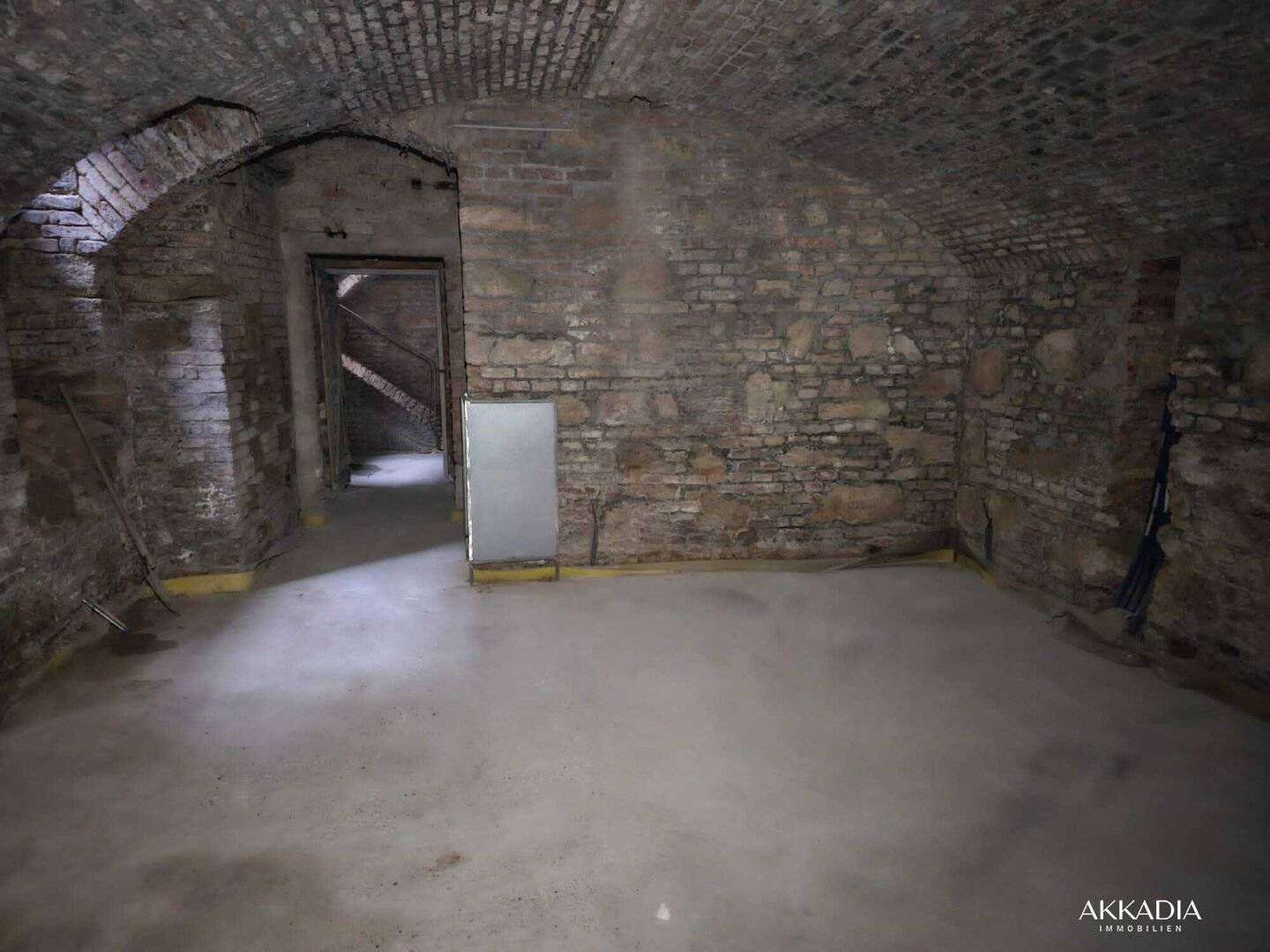 Storage room with 53.8 m² usable area in the 6th district, near Gumpendorfer Straße