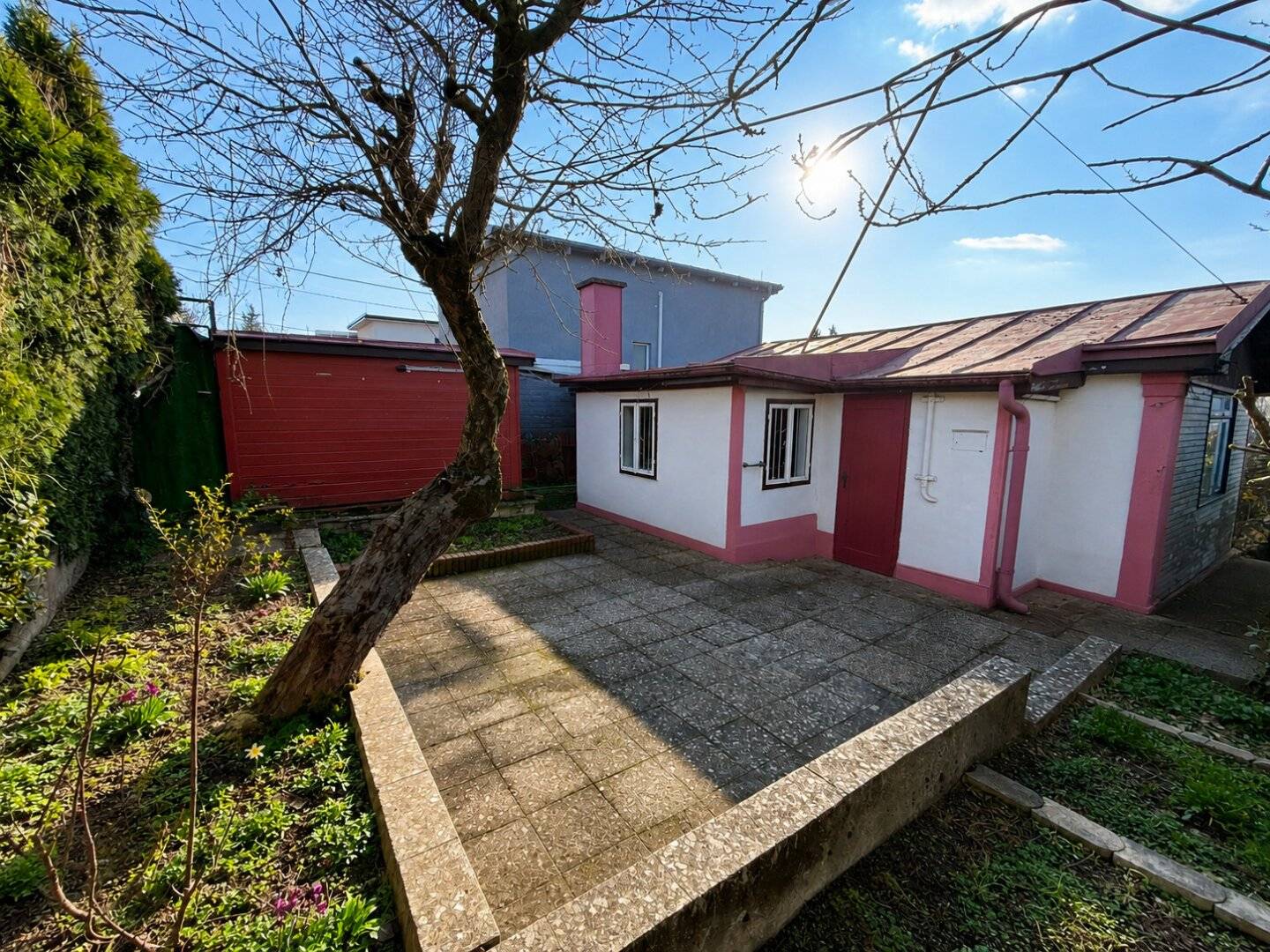 Plot with existing old building – potential for new residential ideas