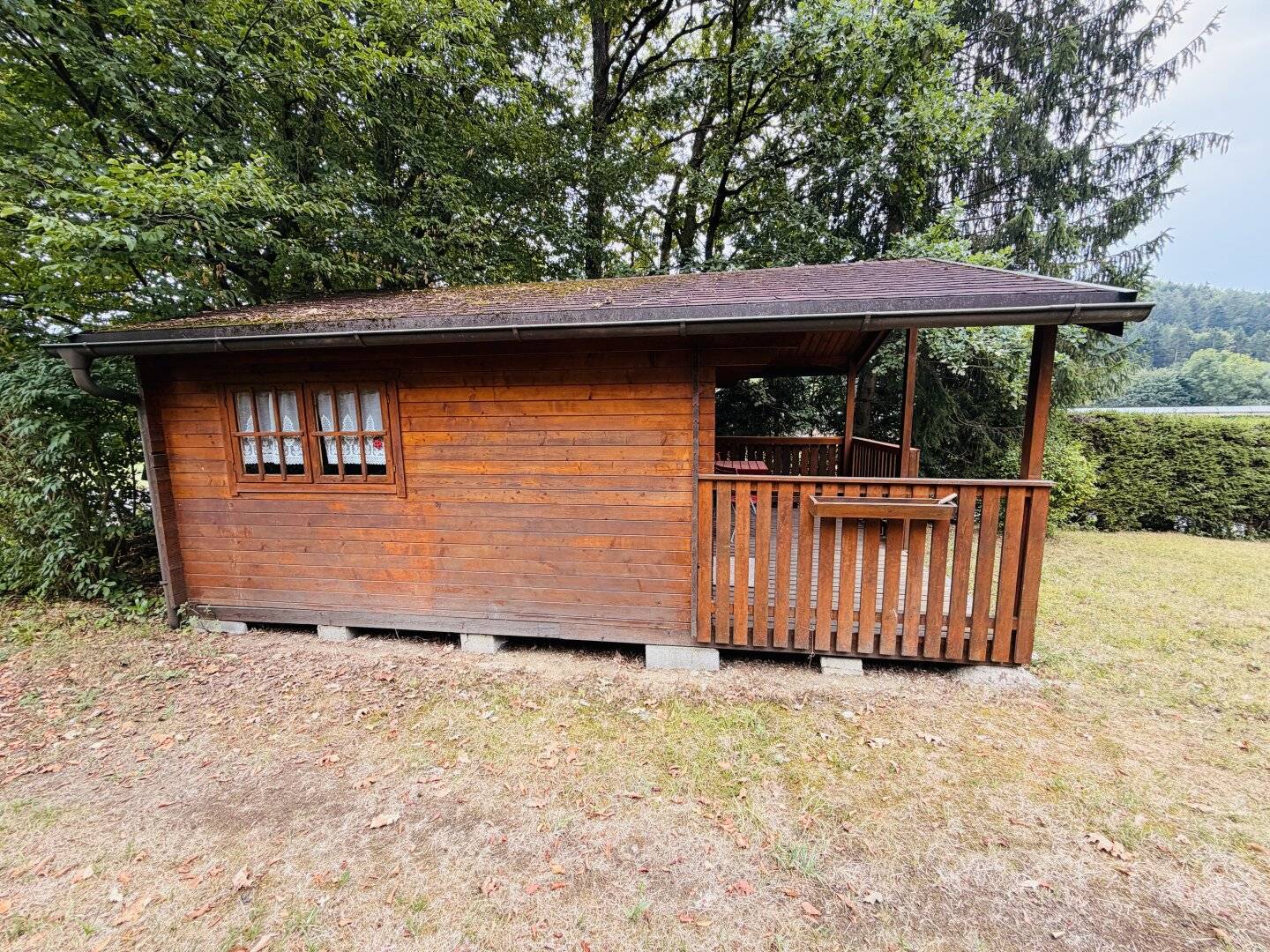 Bereit für Ihr neues Zuhause – Baugrundstück ca.858m2 mit Gartenhütte &amp; Heckenbestand!!