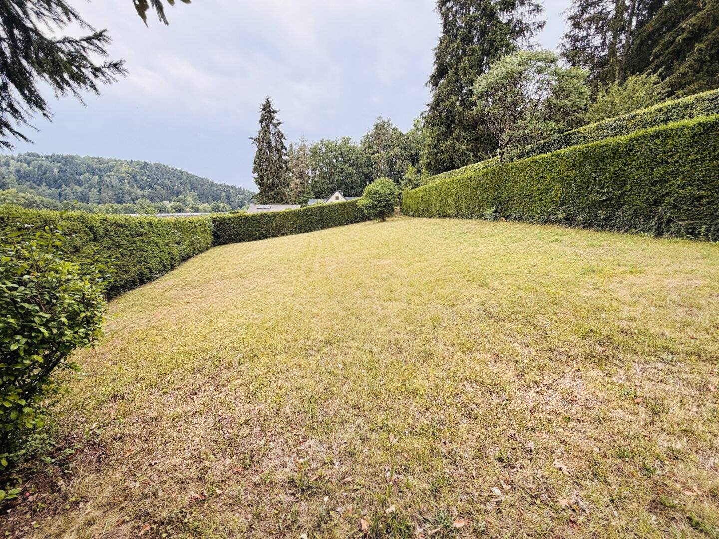 Bereit für Ihr neues Zuhause – Baugrundstück ca.858m2 mit Gartenhütte &amp; Heckenbestand!!