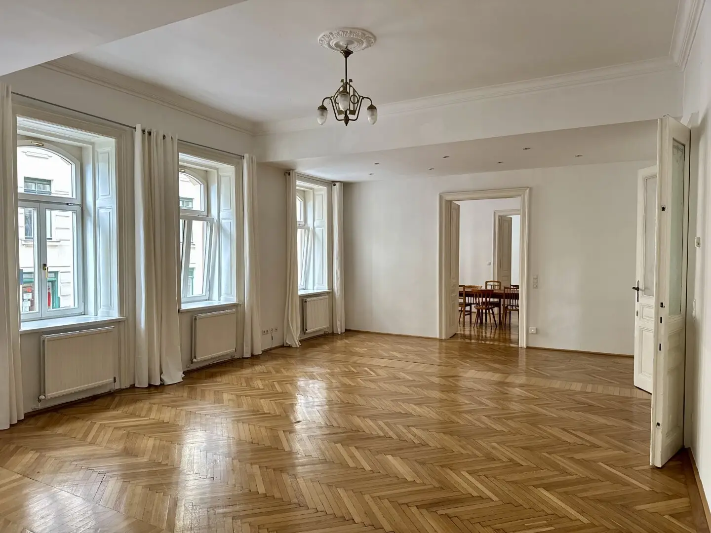 Spacious period apartment directly by the Naschmarkt