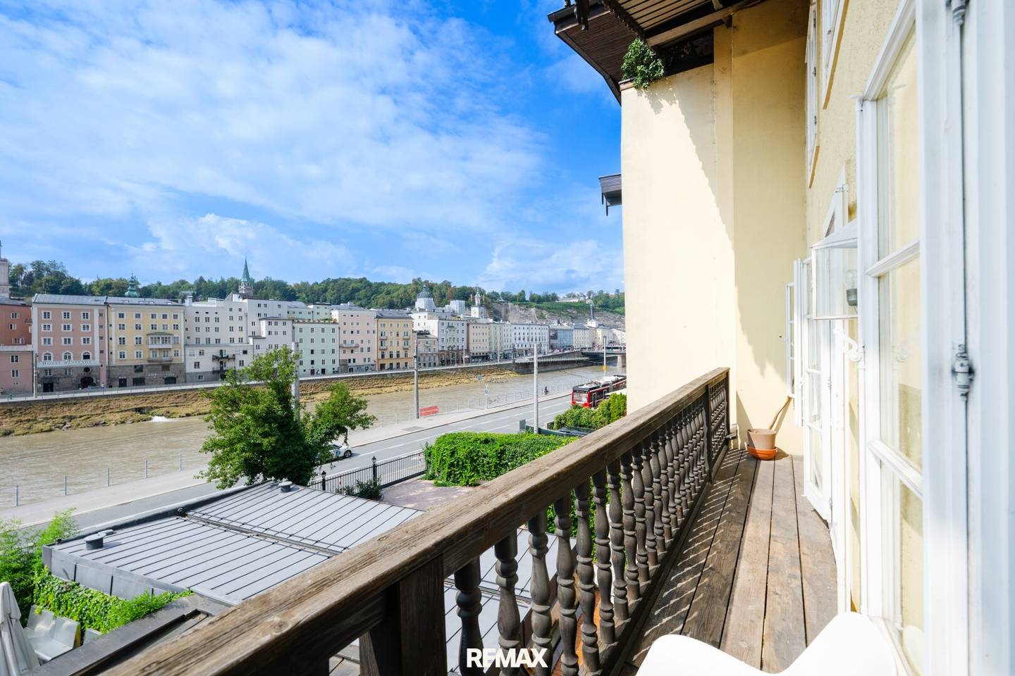 Salzburg in View: 2-room apartment with balcony and direct view of the fortress