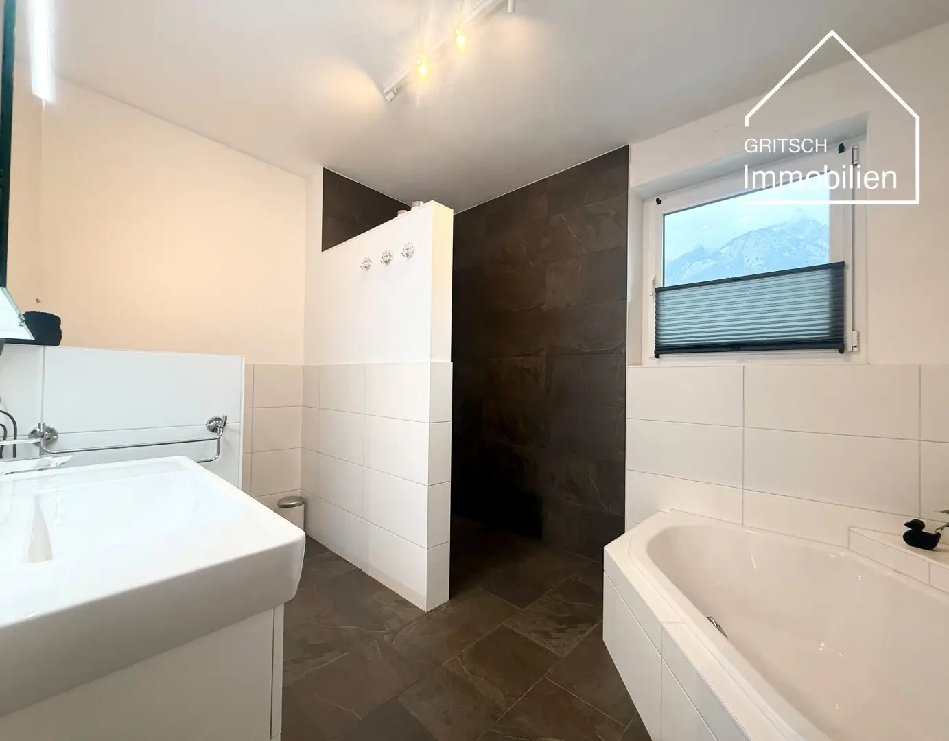 MILS - High-quality detached house with garden, terrace and 3 parking spaces