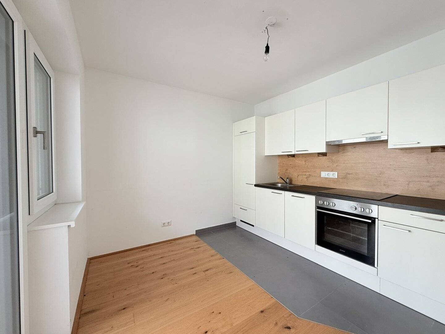 Bright and modern 2-room apartment with loggia in excellent urban location!