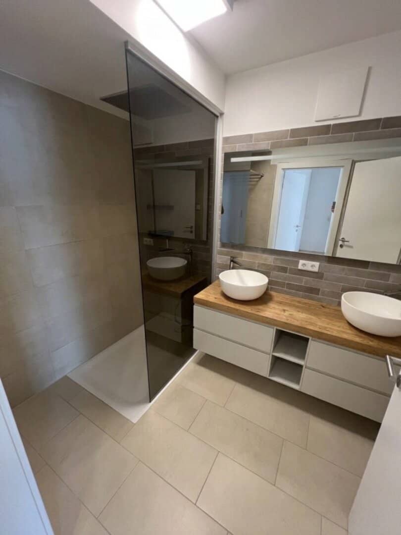 Traumhafte Gartenwohnung mit 127 m² Eigengarten, 30 m² Terrasse &amp; 2 TG-Plätzen - schnell Termin vereinbaren