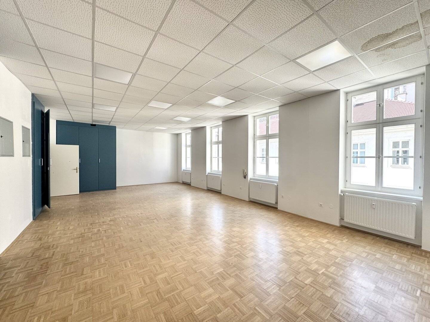 Großzügig gestaltetes Büro in Ruhelage - Grundriss veränderbar - 3. Liftstock in einem gepflegten Bürogebäude!