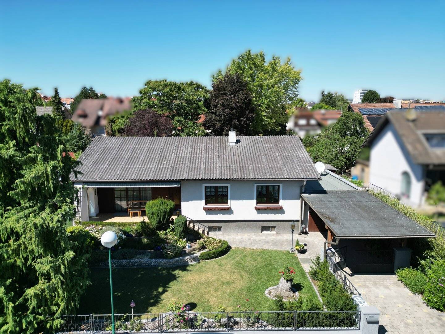 Single-family house in central quiet location with garage and carport