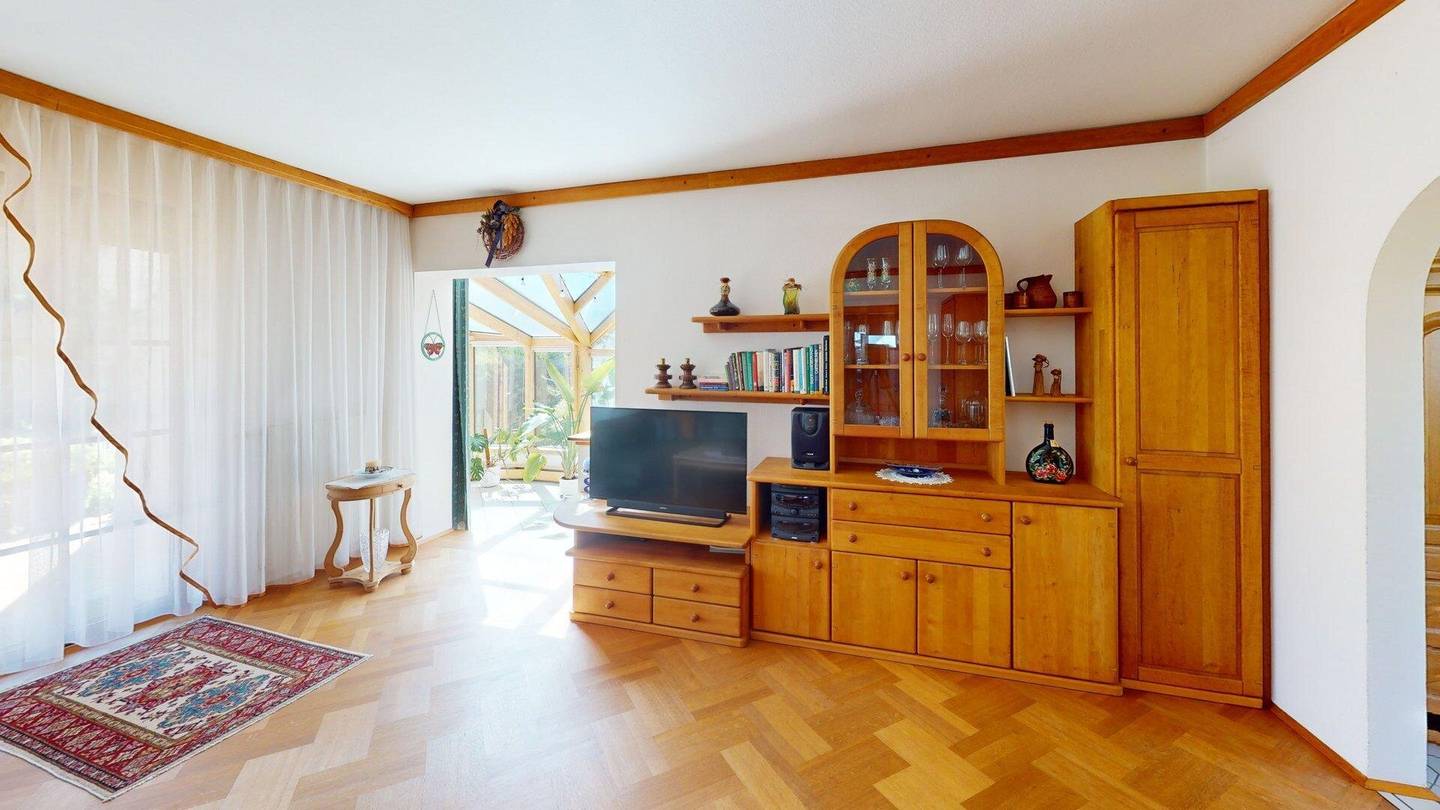 Single-family house in central quiet location with garage and carport