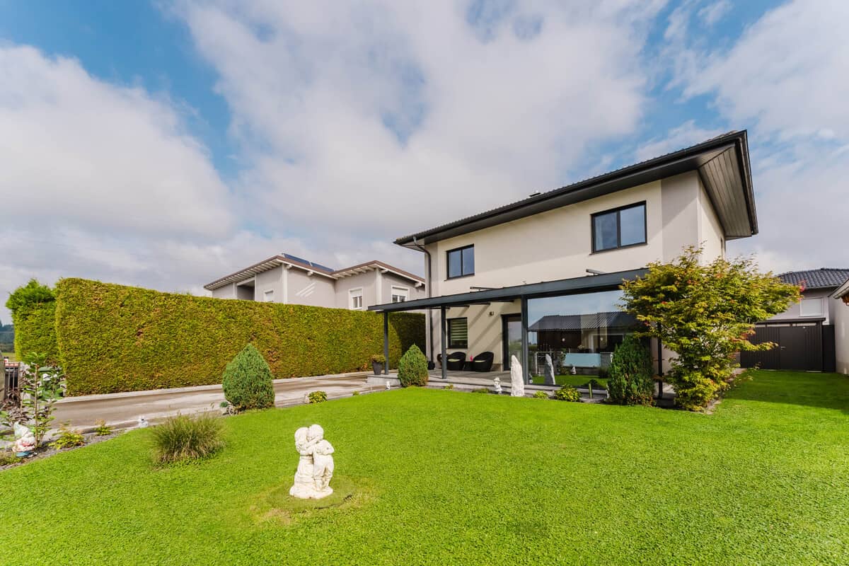 Modernes Wohnen mit Garten und Garage Familienwohnung