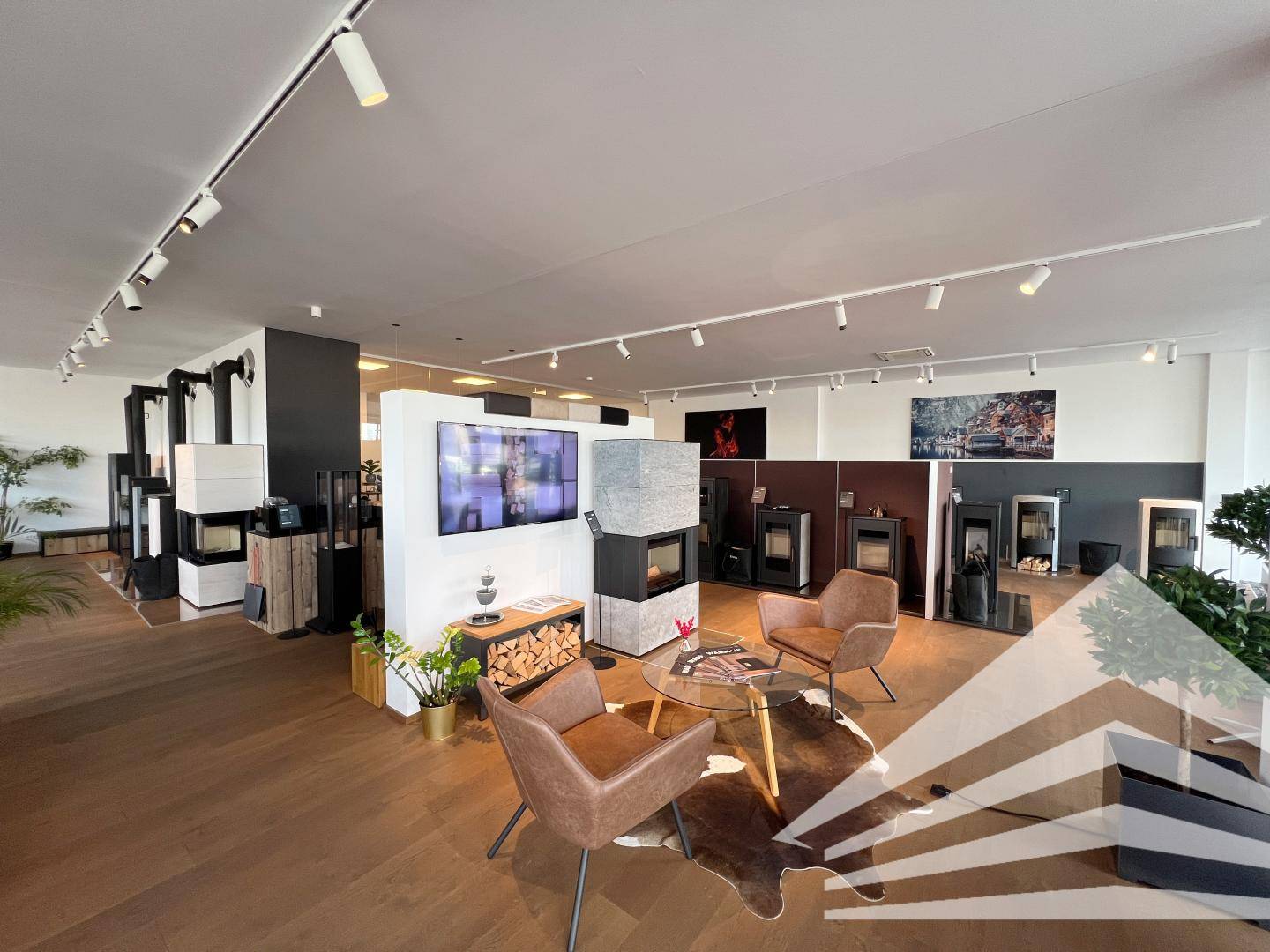 Bright Loftwohnung with spacious showroom at ground level