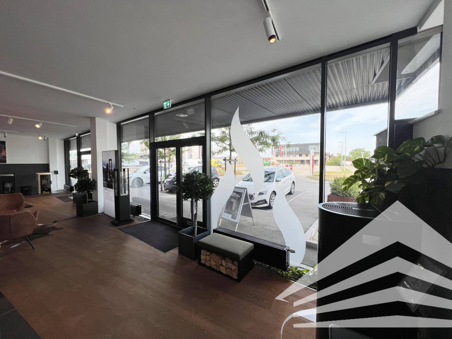 Bright Loftwohnung with spacious showroom at ground level