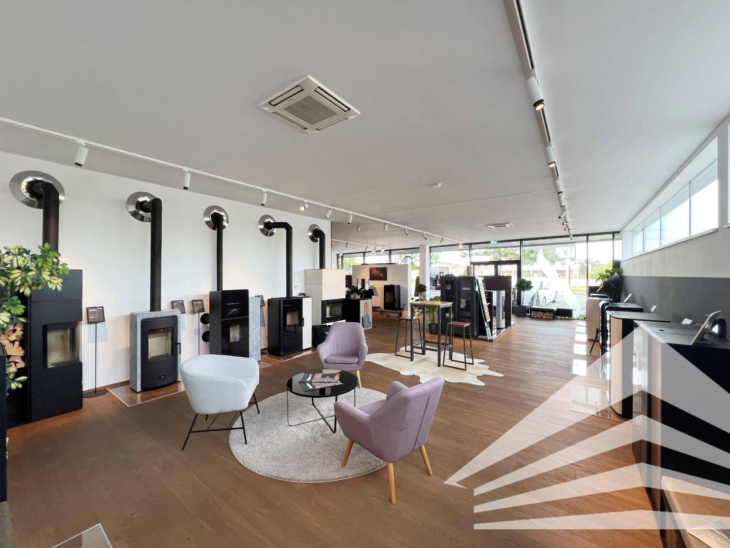 Bright Loftwohnung with spacious showroom at ground level