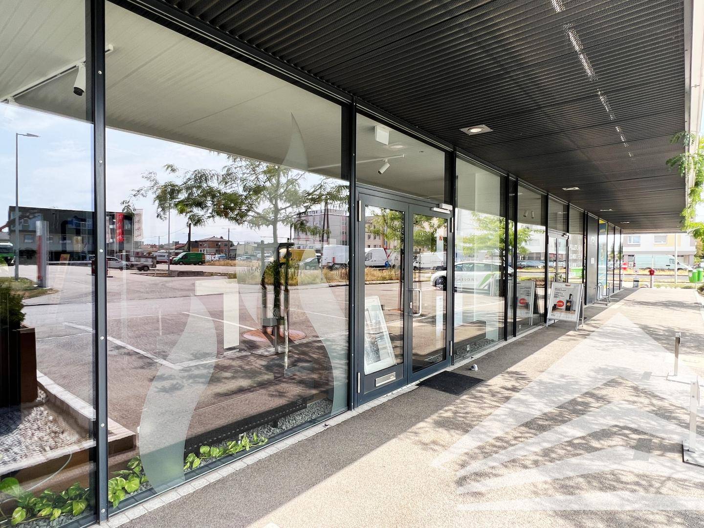 Bright Loftwohnung with spacious showroom at ground level