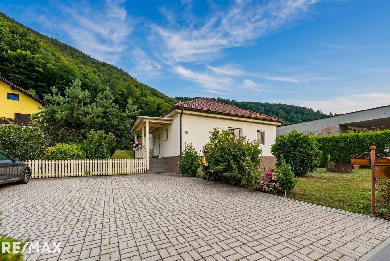 Bright ground floor apartment with terrace and generous garden