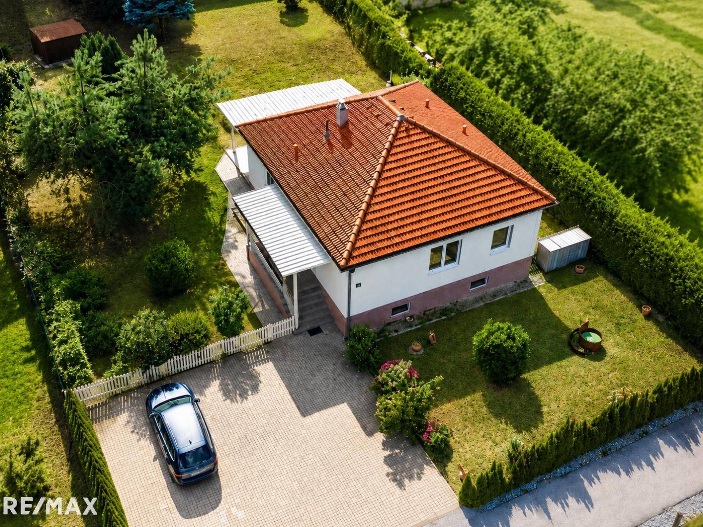 Bright ground floor apartment with terrace and generous garden