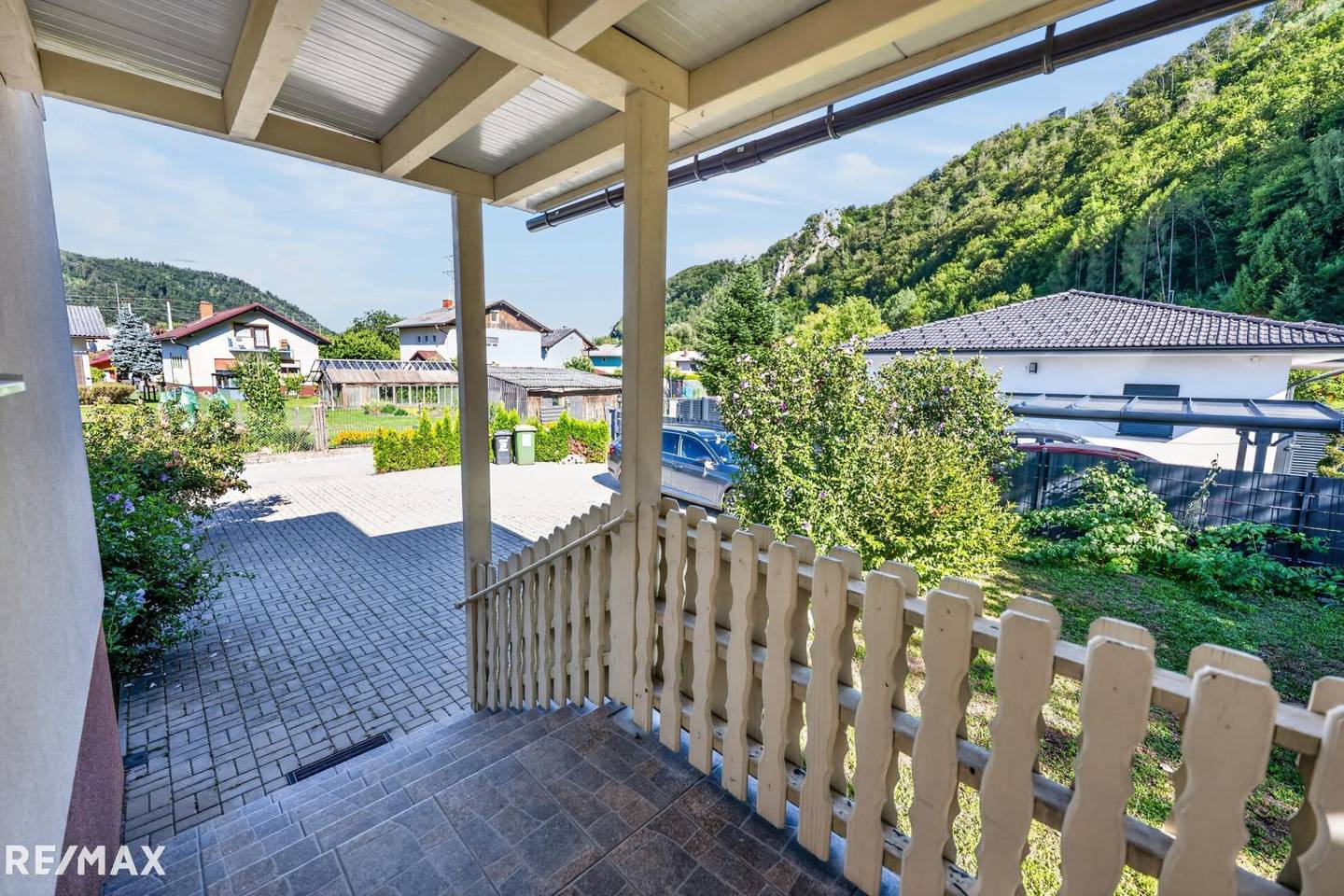 Bright ground floor apartment with terrace and generous garden