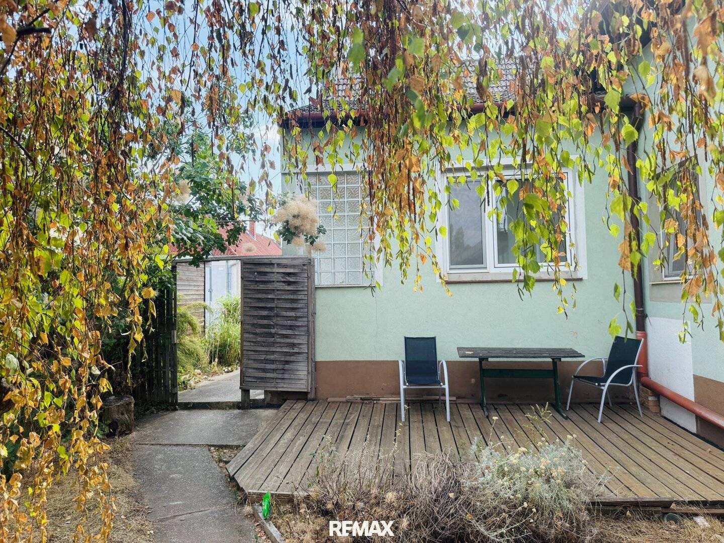 Entzückendes Einfamilienhaus mit Naturgarten, Nebengebäude und Carport