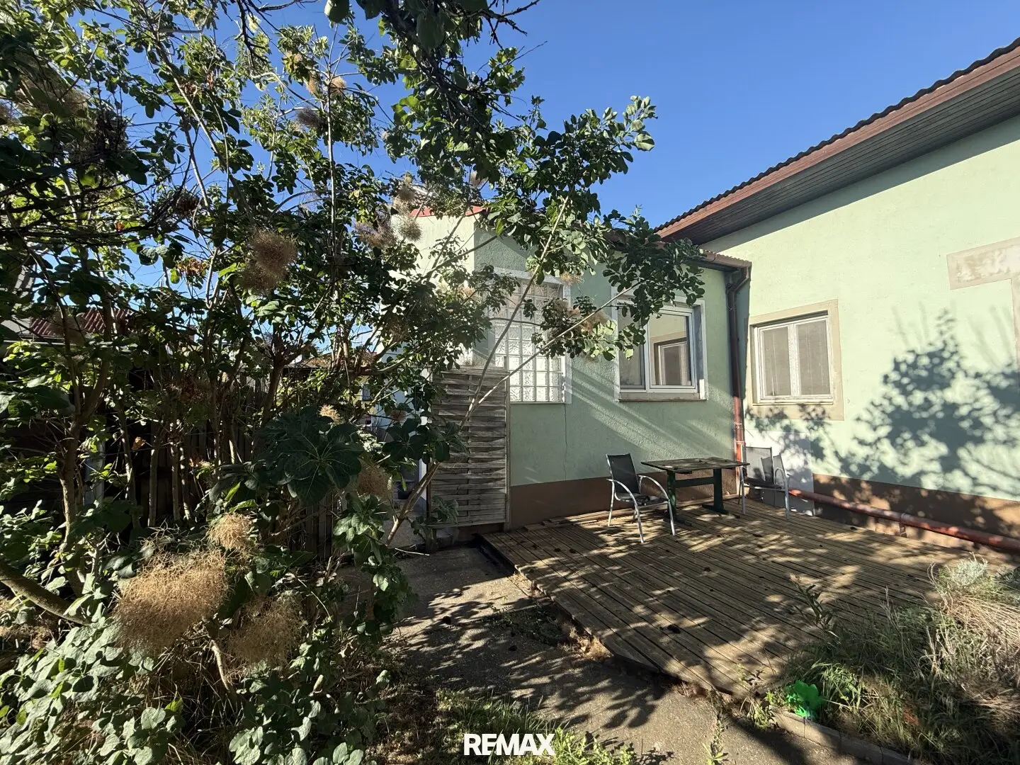 Charming single-family house with natural garden, outbuilding and carport