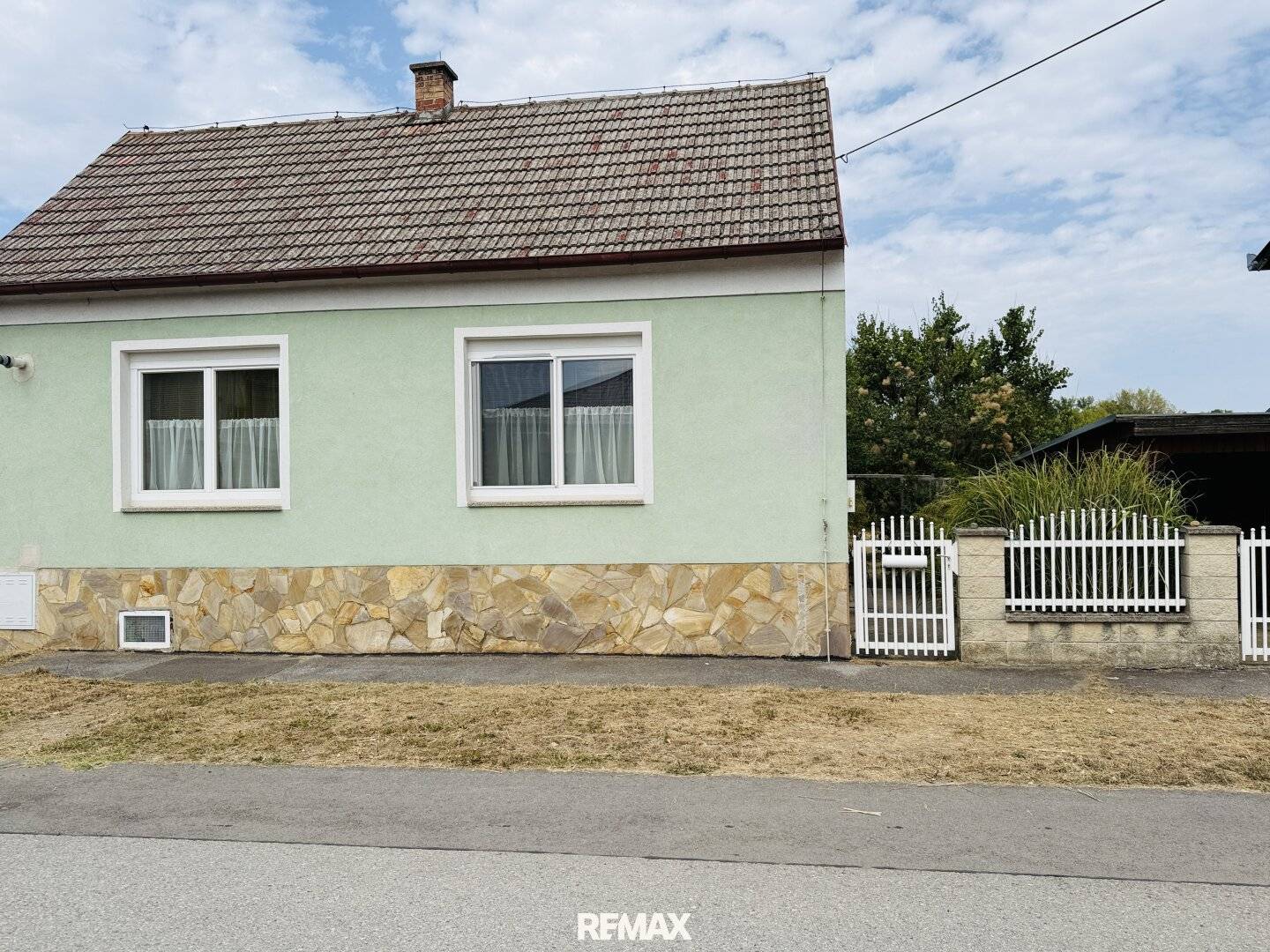 Charming single-family house with natural garden, outbuilding and carport