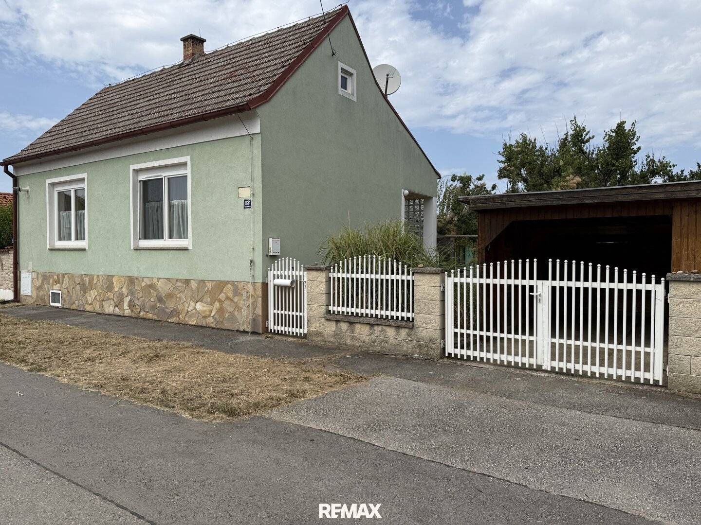 Entzückendes Einfamilienhaus mit Naturgarten, Nebengebäude und Carport