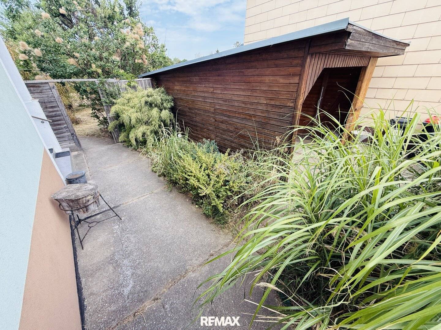 Entzückendes Einfamilienhaus mit Naturgarten, Nebengebäude und Carport