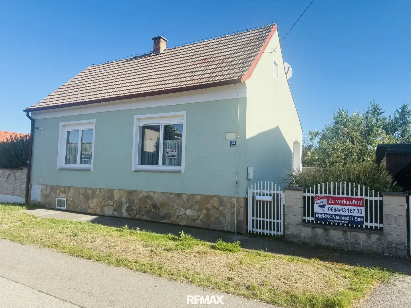 Charming single-family house with natural garden, outbuilding and carport