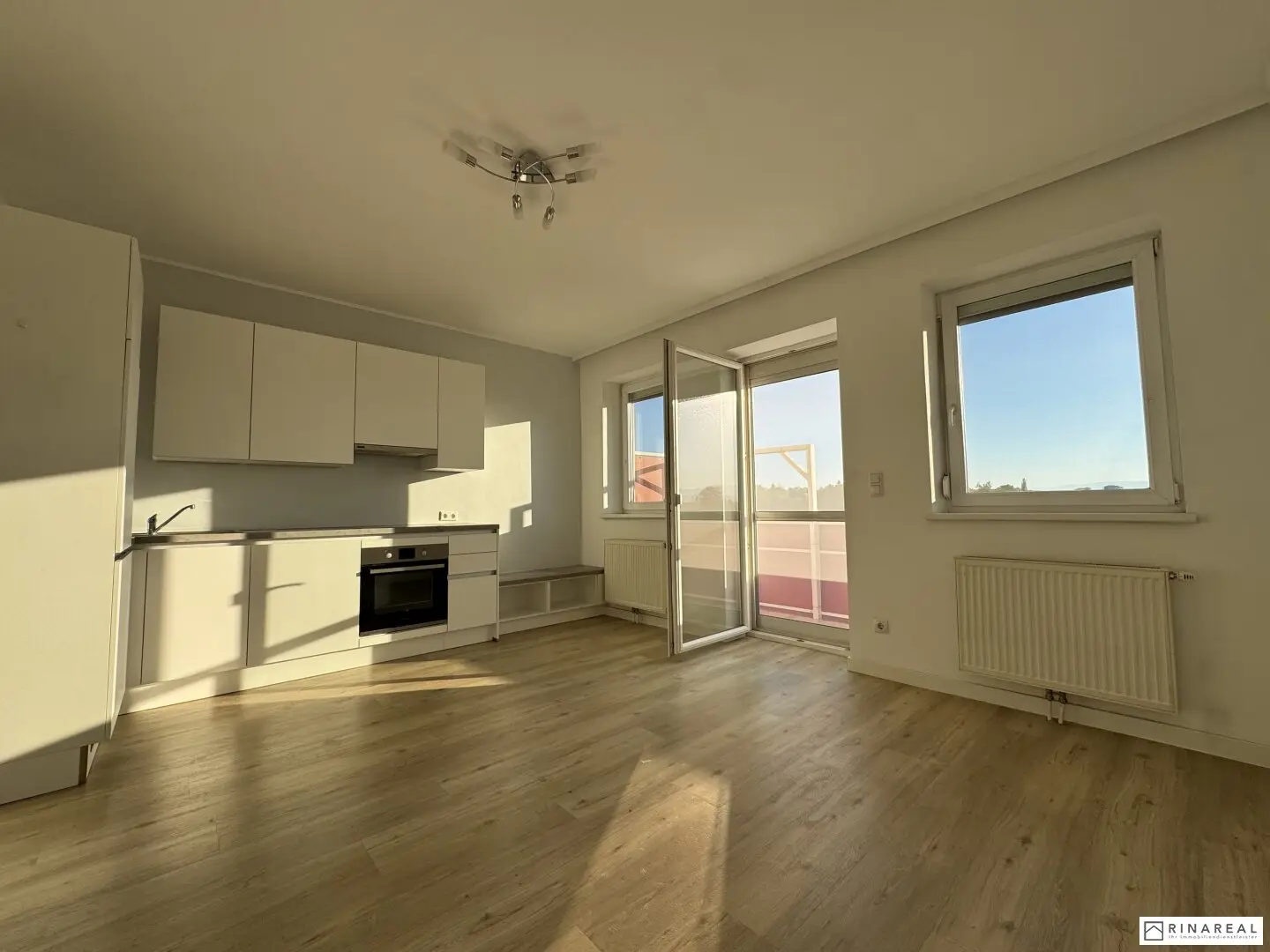 ZWEITBEZUG nach Sanierung // Schöne 2 Zimmer Wohnung mit Balkon | 1. Stock | Fernblick | Einbauküche | ab 1. Oktober 2026