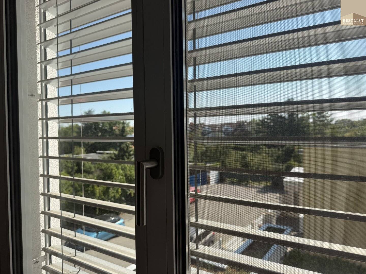 Neubau-Penthouseflair mit 52 m² Dachterrasse, Whirlpool &amp; Fernblick – Wohnen auf zwei Ebenen in Mödling
