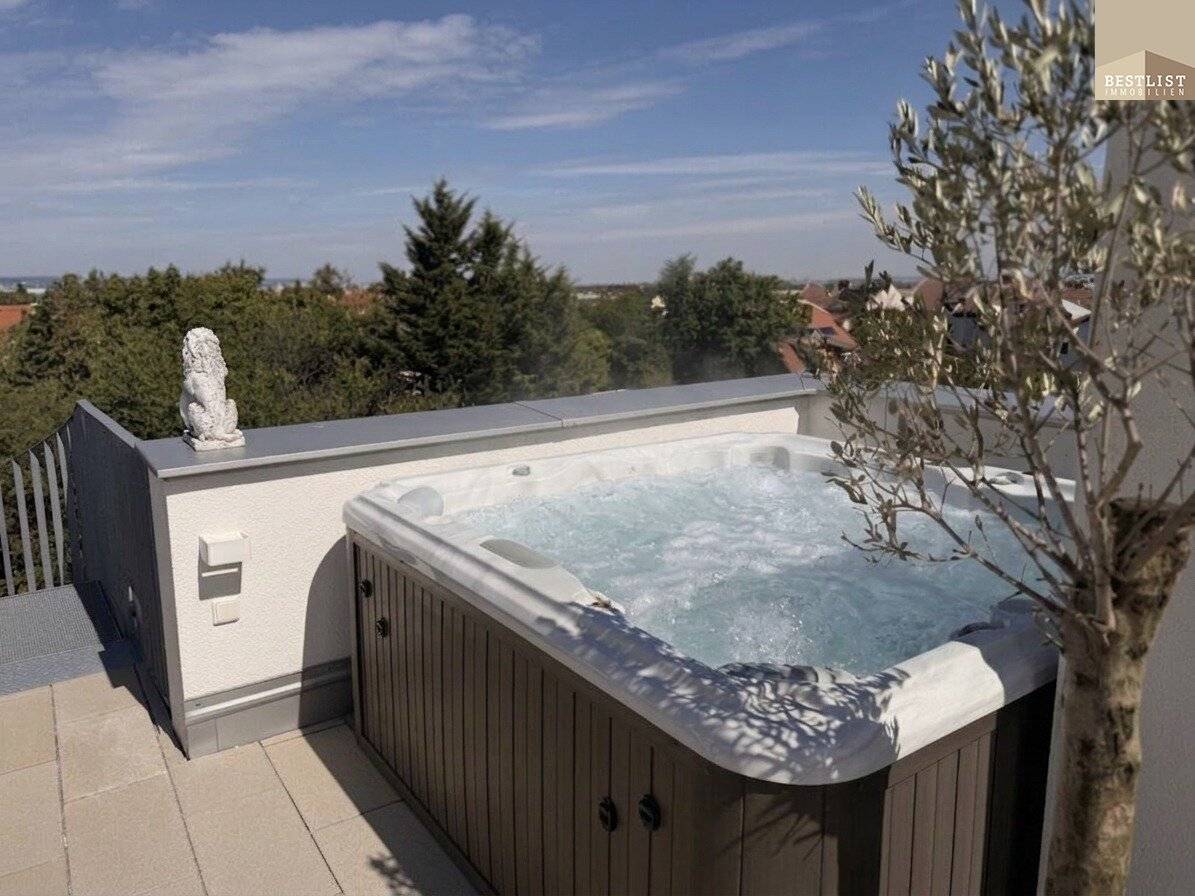 New build penthouse flair with 52 m² roof terrace, whirlpool and distant view, living on two levels in Mödling